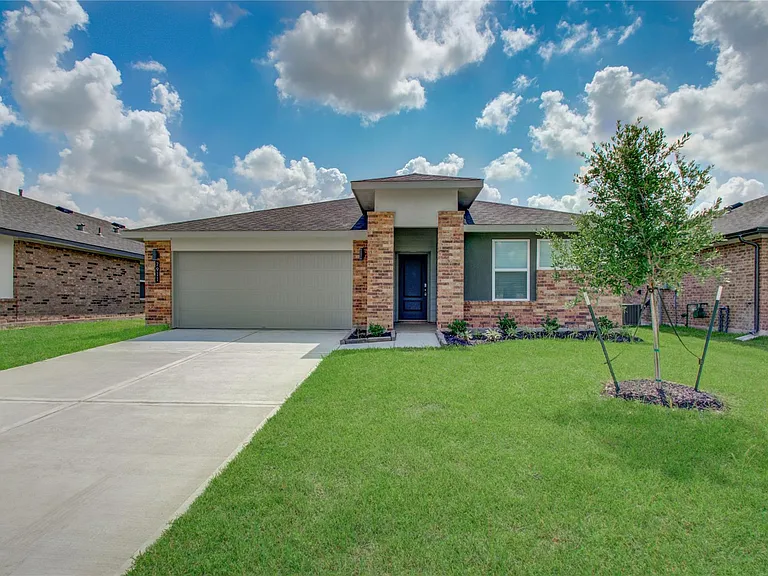7911 Murciana Dr — Photo 3