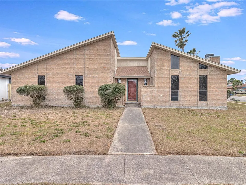 985 Crossbill St