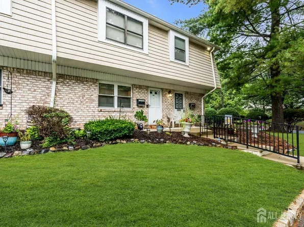 402 Silver Ct, Hamilton, NJ 08690