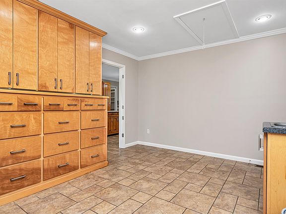 3rd image of 908 Davison Ave
