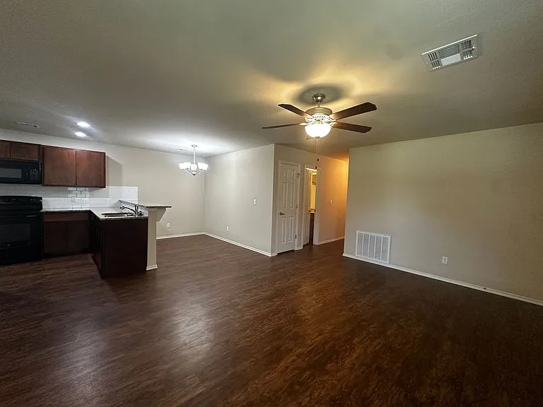 785 SW 13th St — Photo 5