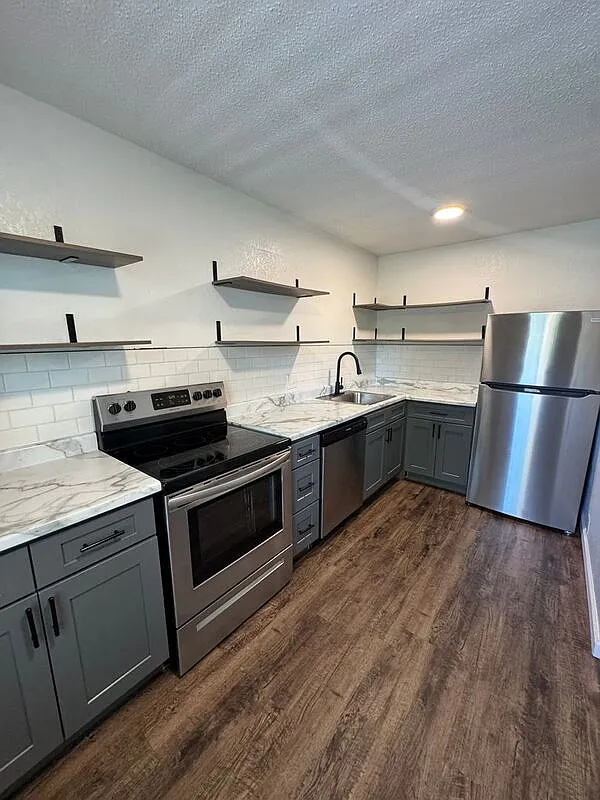 Building Photo - 1138 E Walnut St #3