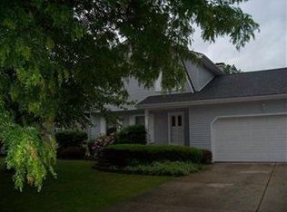 155 Country Green Dr, Austintown, OH