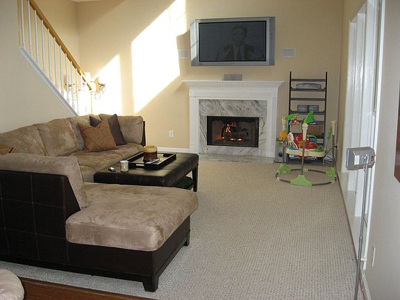 Living Room w/ 52" HD LCD Flat Screen TV/ in wall Bose Speakers