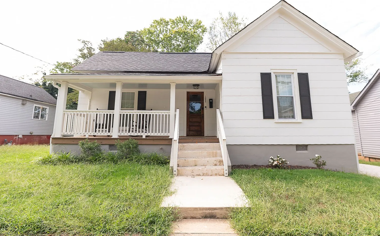 Stunning 3 Bedroom Home with Hardwood Floors & Luxury Bathrooms — Photo 1