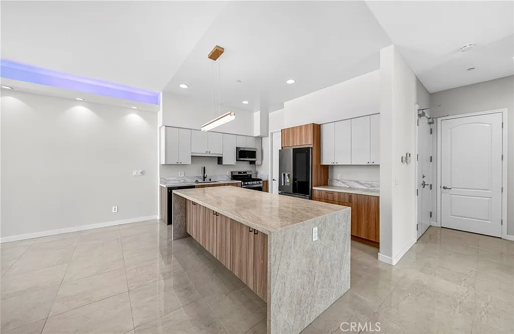 Building Photo - 401 N Serrano #Penthouse 3