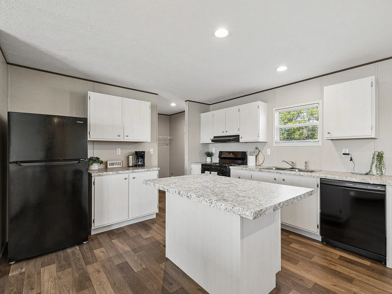3 bed, 1344 sqft, $1,950 — Photo 3