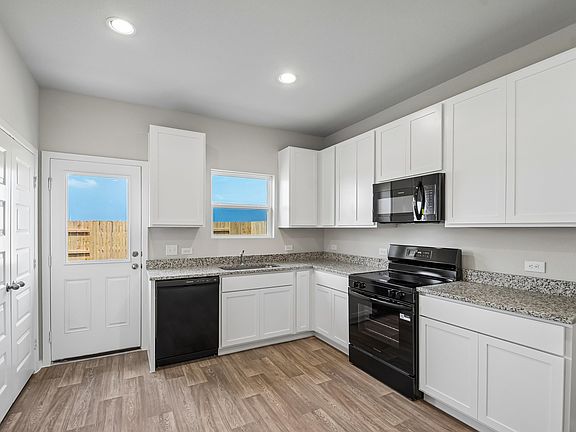 5th image of 121 Adze Dr