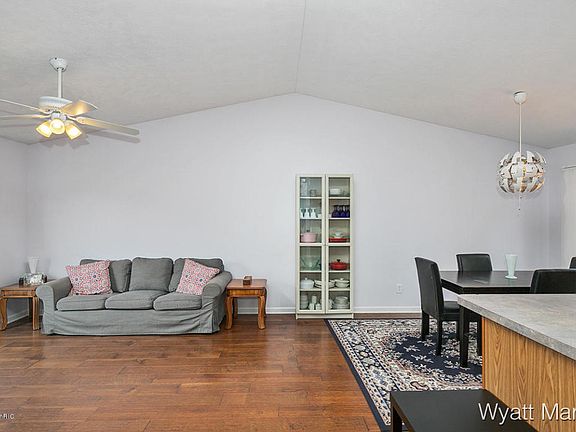 5th image of 121 Regent St SE
