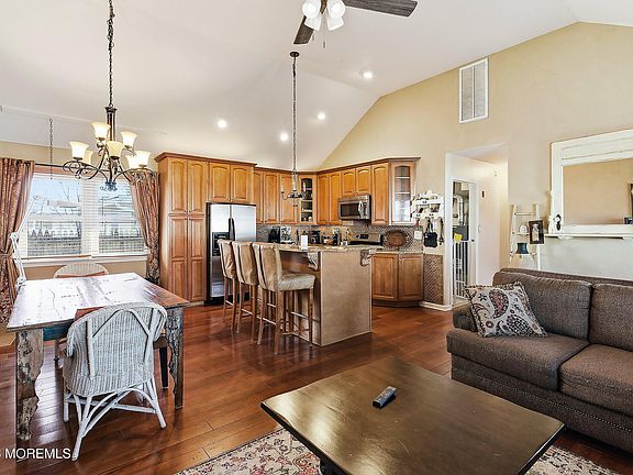 4th image of 485 Monmouth Avenue