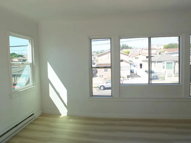 224 S Grand Ave — Photo 11