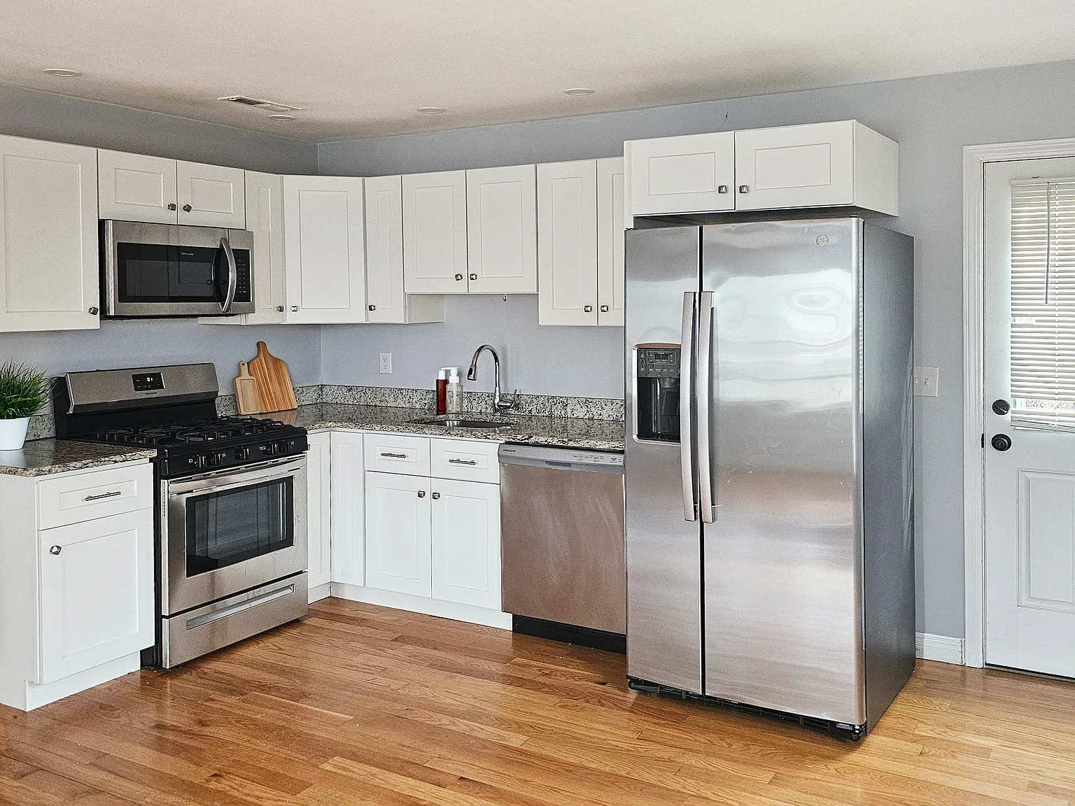 3 bed, 1375 sqft, $3,100 — Photo 2