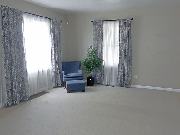 4th image of 417 Stanley Ave