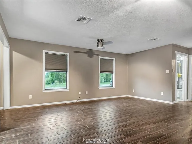 807 Holleman Dr — Photo 4