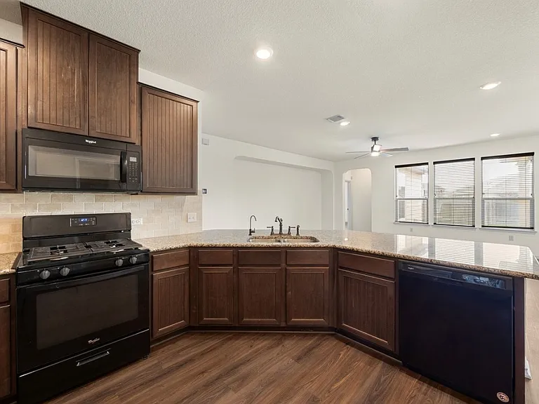 136 Vickers St — Photo 11