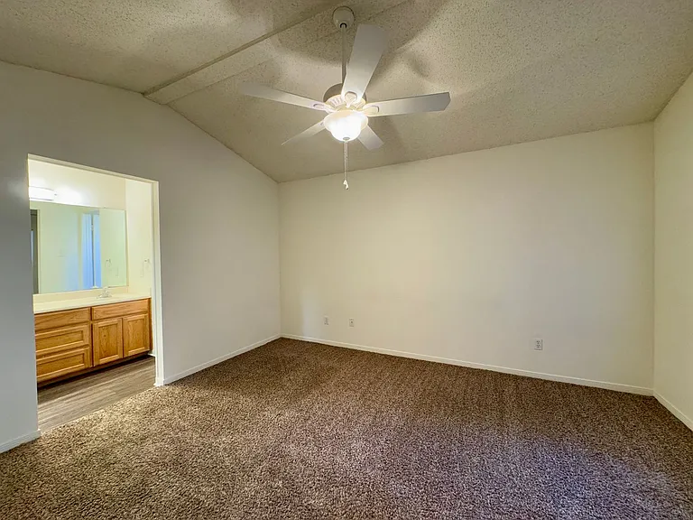 974 Parkview Cir — Photo 5