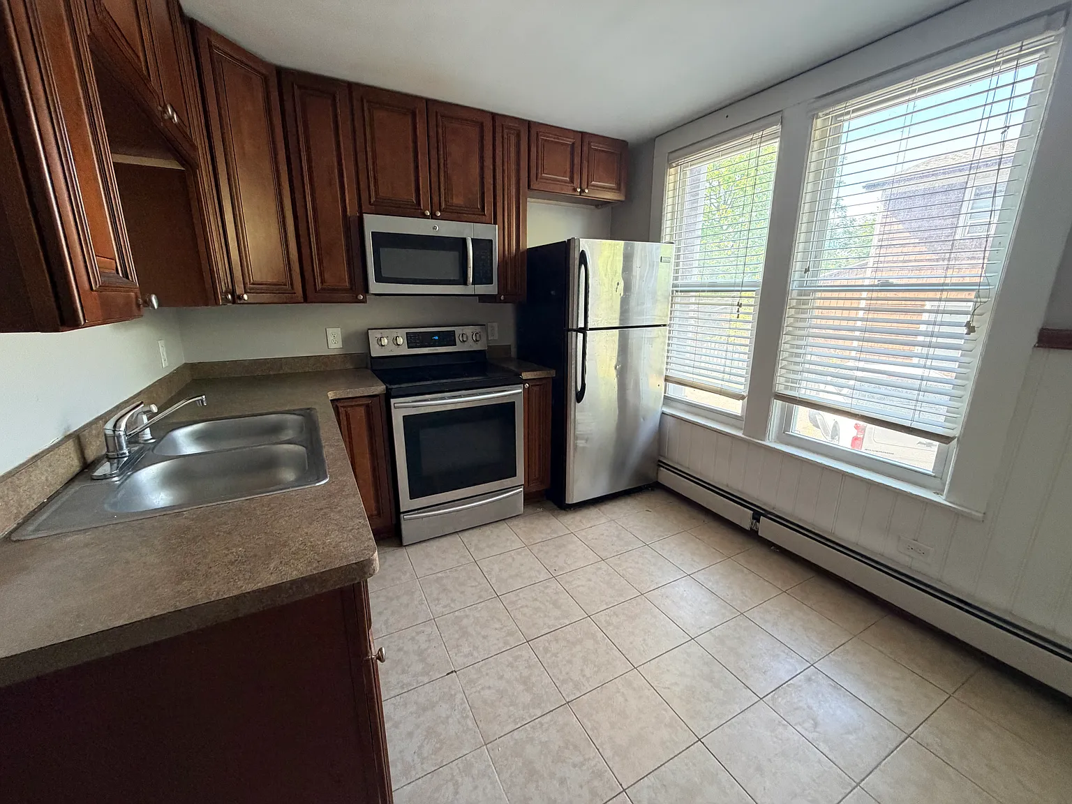 3 bed, 1200 sqft, $1,350 — Photo 2