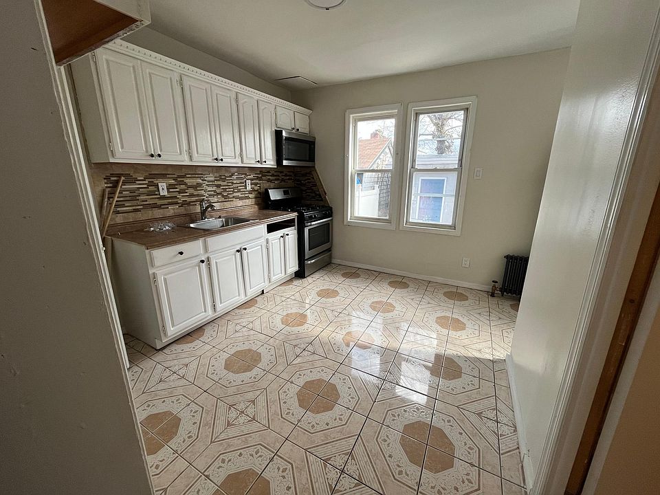 1st image of 11437 196th St Floor 1