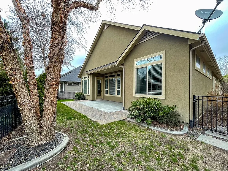 307 E Grove Creek Ln — Photo 4