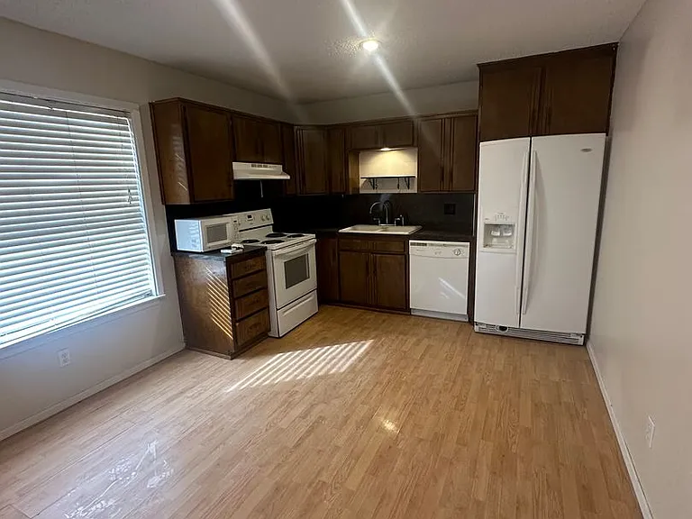 1411 Hickory St — Photo 3