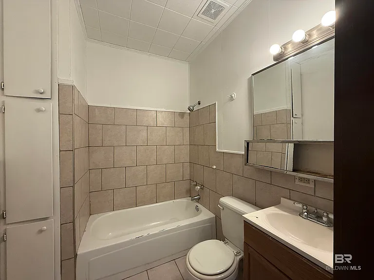 672 Burden St — Photo 4