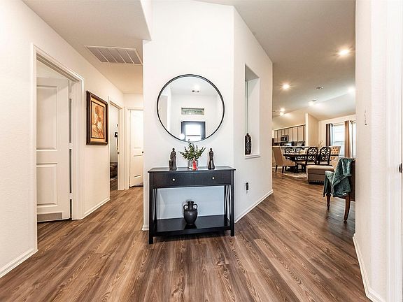 5th image of 506 Pecan Landing Ln