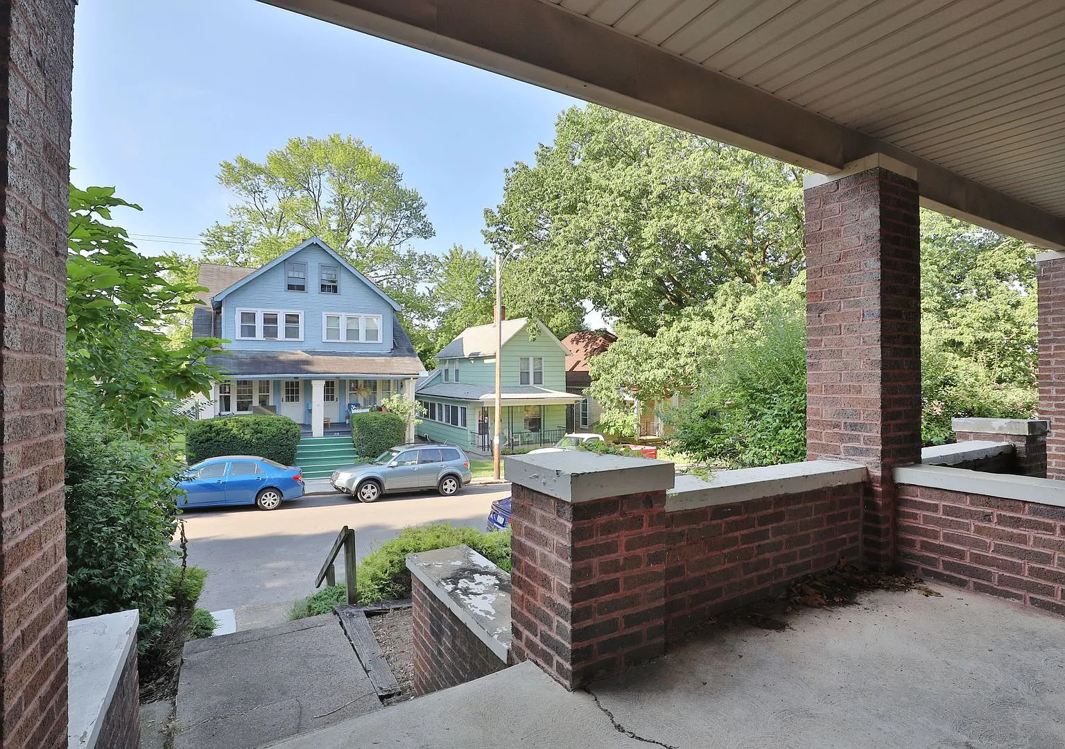4 Bedroom North Campus Newly Remodeled House with 2 Decks and Patio — Photo 3