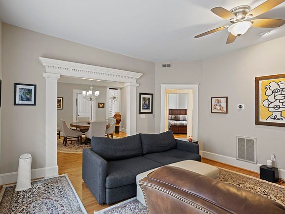 5th image of 400 E Washington St Unit 3