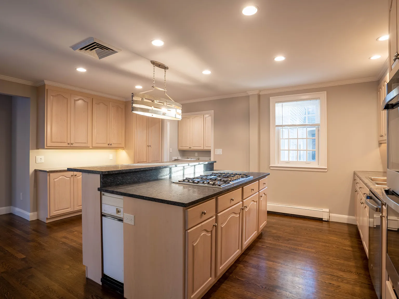 8 bed, 5.5 bath, 5600 sqft, $12,900 — Photo 3