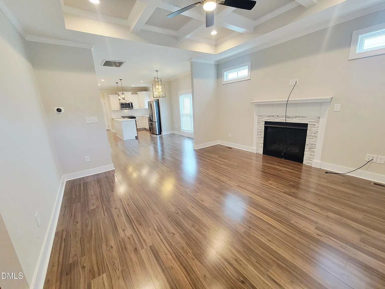 3 bed, 2.0 bath, 1333 sqft, $2,200 — Photo 2