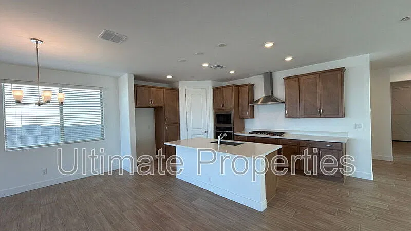 3 bed, 2.0 bath, 1921 sqft, $2,495 — Photo 3