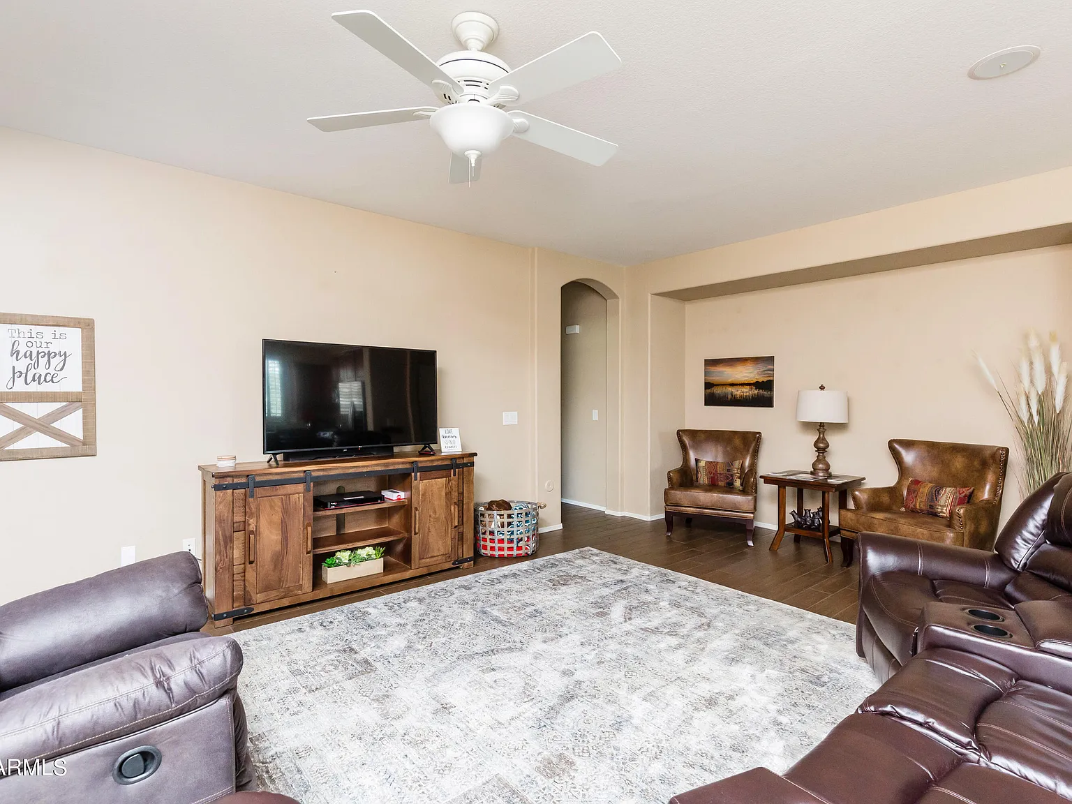 5 bed, 2.5 bath, 3279 sqft, $4,900 — Photo 2