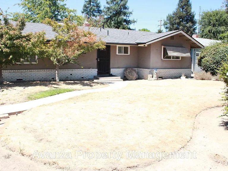 5677 N Millbrook Ave — Photo 2