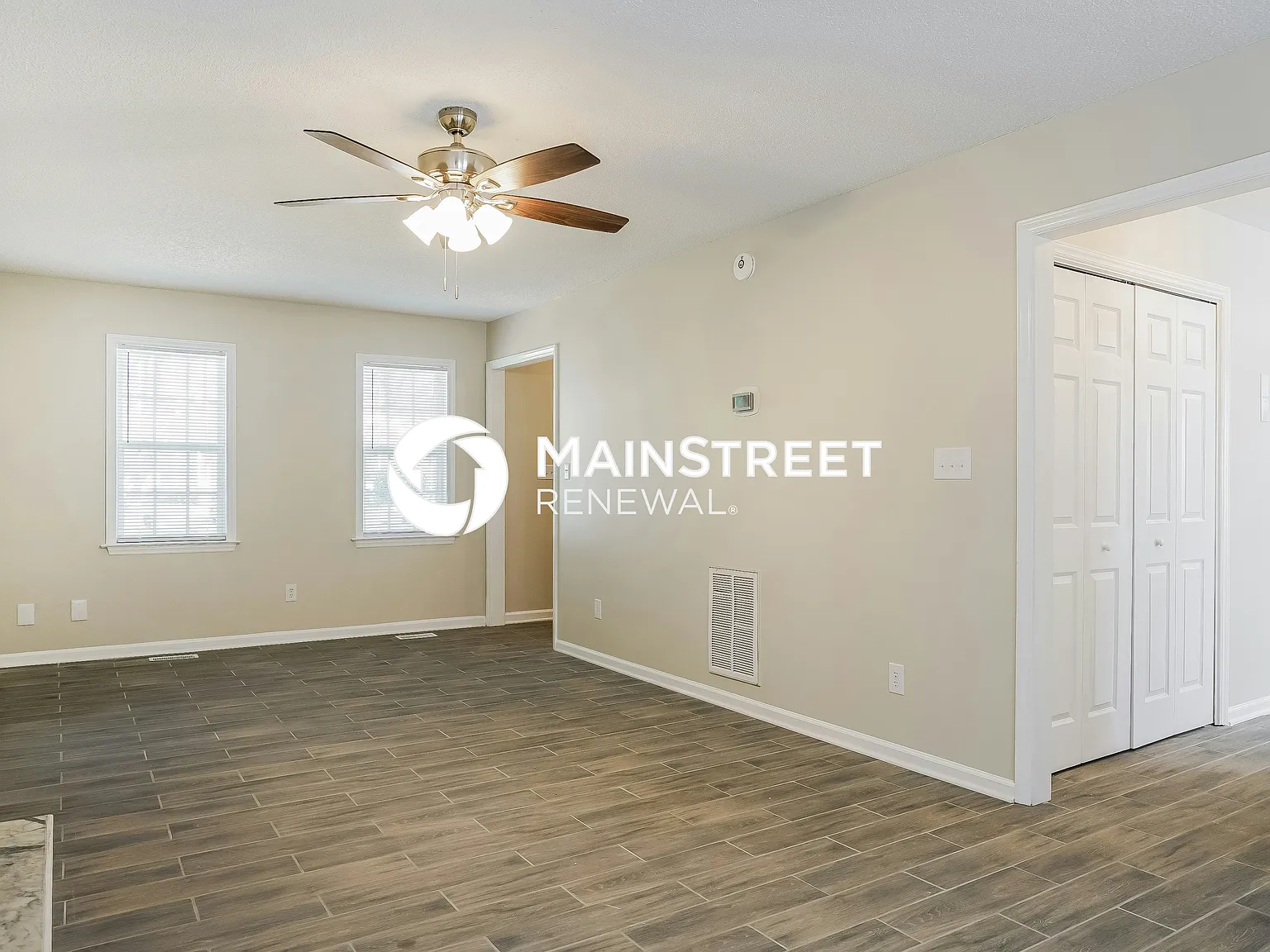 321 Hocutt Dr — Photo 2