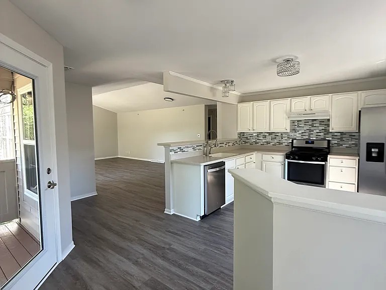 2276 Vanderbilt Dr — Photo 4