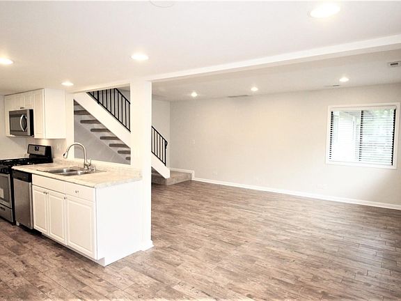 3rd image of 29W611 Winchester Cir N #3C