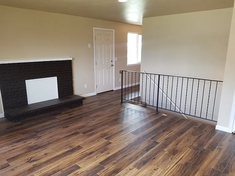 Spacious & Updated 3 bedrooms +large rec room 2 baths, landscaped — Photo 3