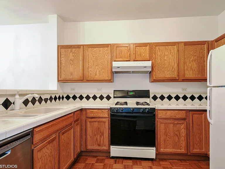 826 Genesee Dr — Photo 2