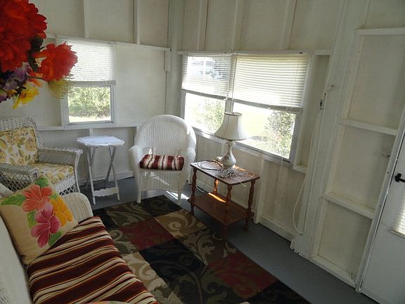 2nd image of 117 Dreamland St