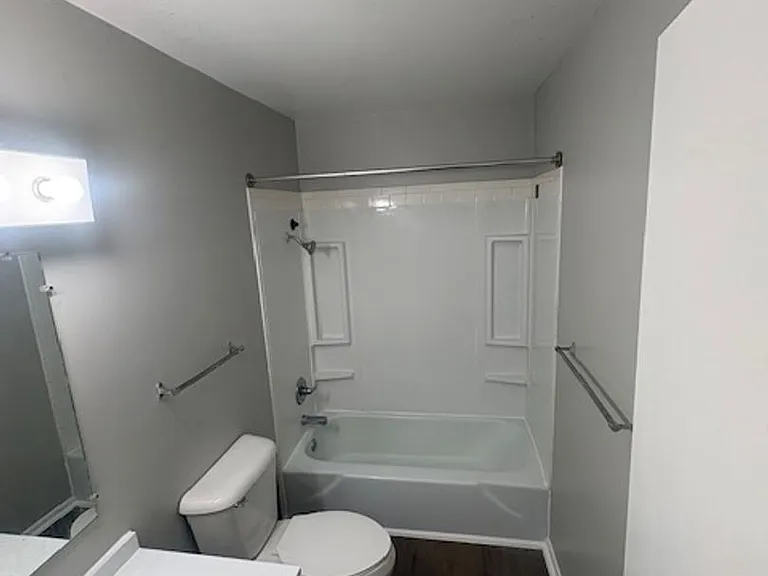 Peoria Place Apartments — Photo 9