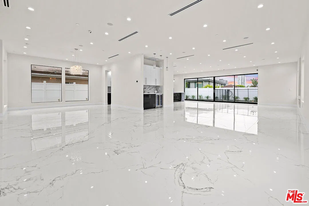 6 bed, 6.5 bath, 5000 sqft, $19,995 — Photo 3