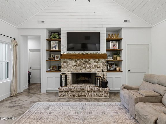 12th image of 8212 Barker Rd