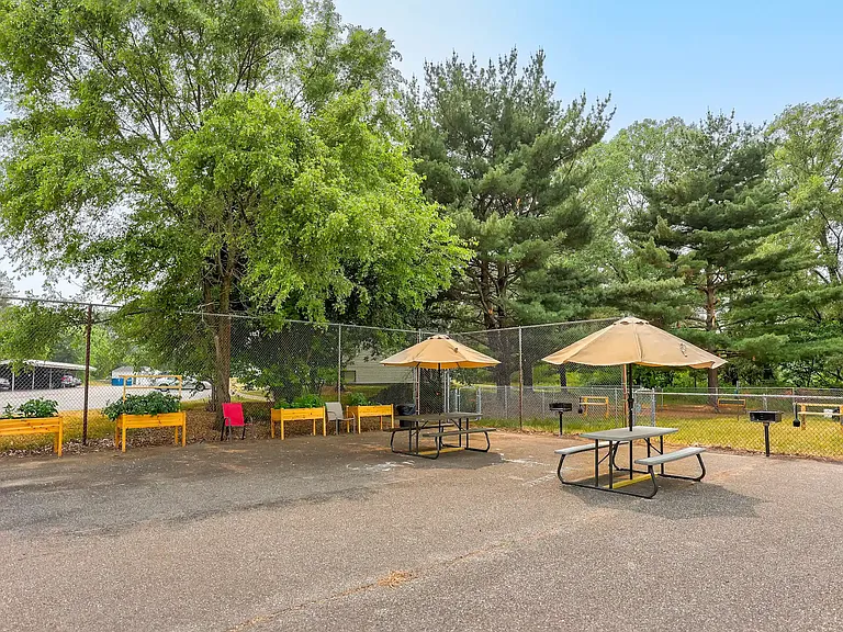 Country Knoll Apartments — Photo 18