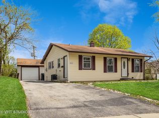 400 Cedar Cir, Streamwood, IL