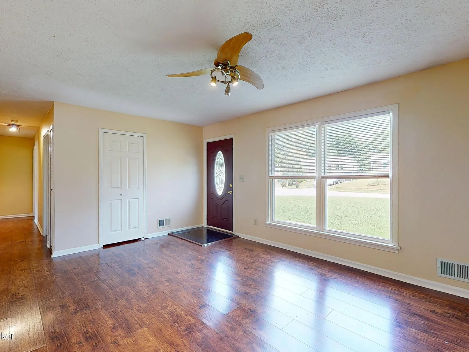 3 bed, 2.0 bath, 1050 sqft, $1,590 — Photo 4