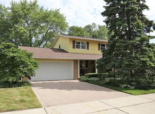84 Kendal Rd, Elk Grove Village, IL 60007