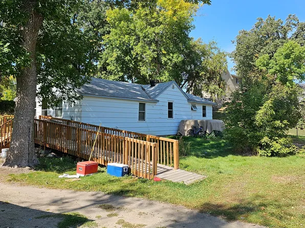 301 4th Ave SE, New London, MN 56273