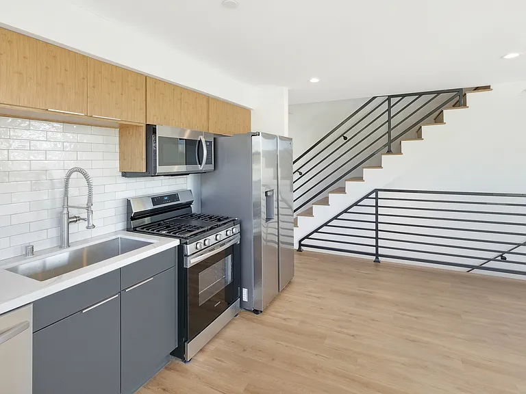 1858 S Redondo Blvd #5/6 — Photo 4