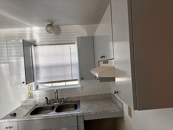 4th image of 840 E Elgin Pl