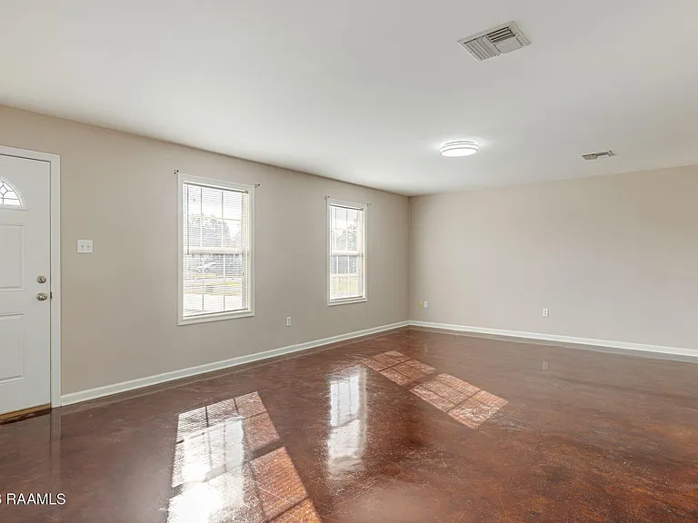 1026 Carmen Dr — Photo 7